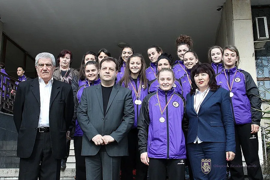 Златен медал подариха на кмета великотърновските хандбалистки