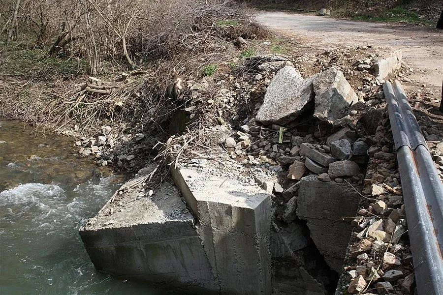 Възстановяват рухнал от пороите мост