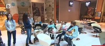Майки кърмят в столичен мол без Деница Панайотова