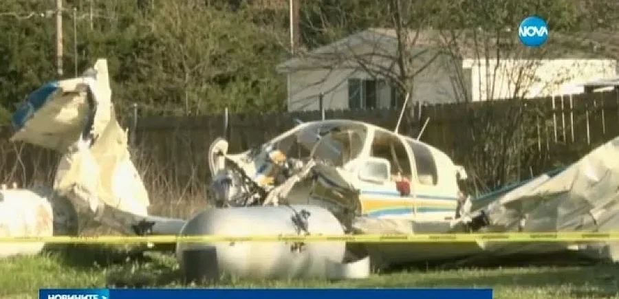 Малък самолет удари в покрива на къща в Тексас