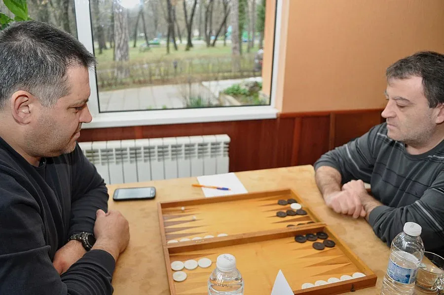 Депутат и губернатор играха табла благотворително