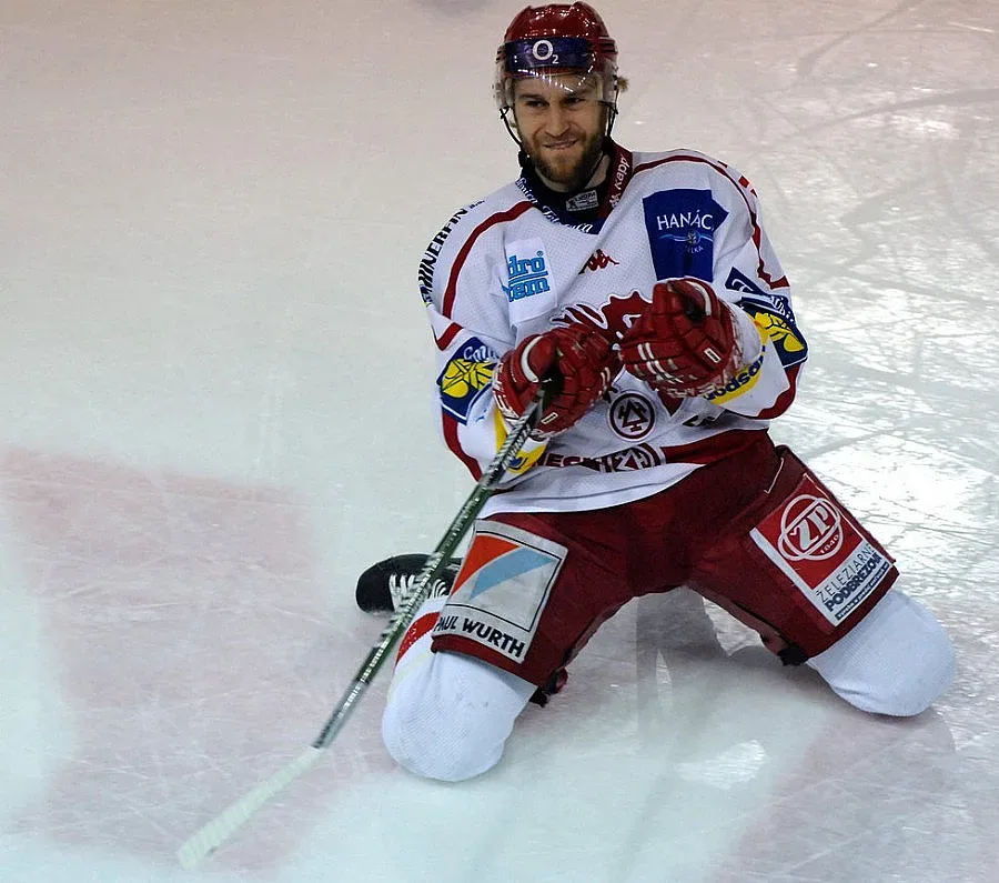 Хокеист се хвали със секс в църква