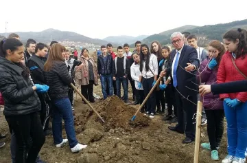 Кметът на Момчилград и ученици засадиха сто фиданки червен дъб