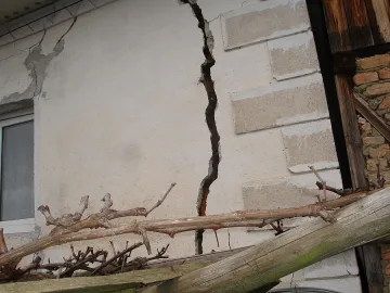 Евакуират три семейства заради опасно свлачище 