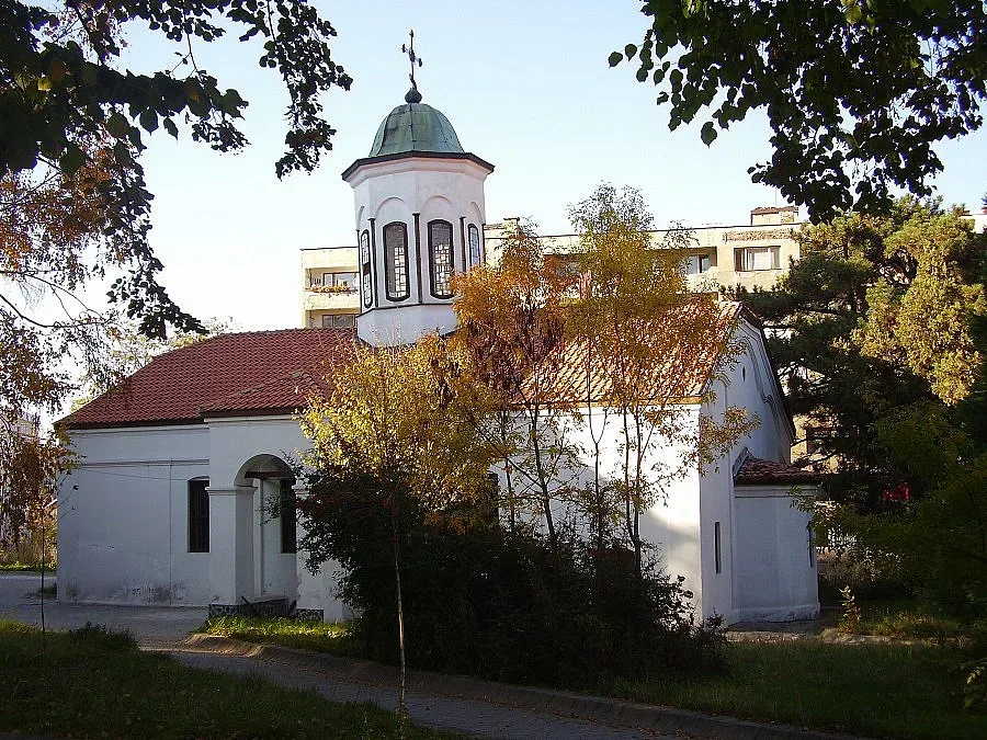 В Цар Калоян скочиха на бунт срещу свещеника си