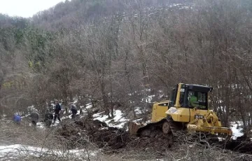 Пробиха временен 400-метров горски път за село Безводно