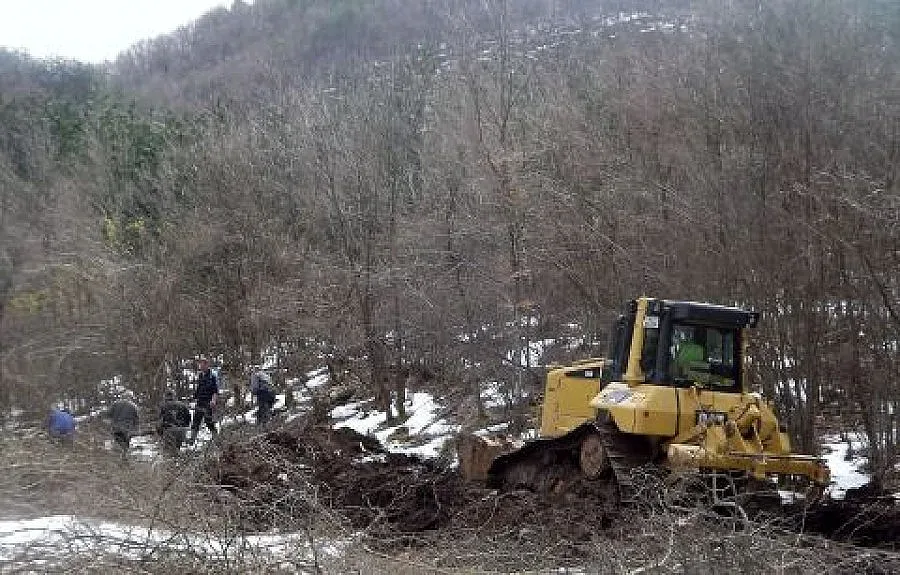 Пробиха временен 400-метров горски път за село Безводно