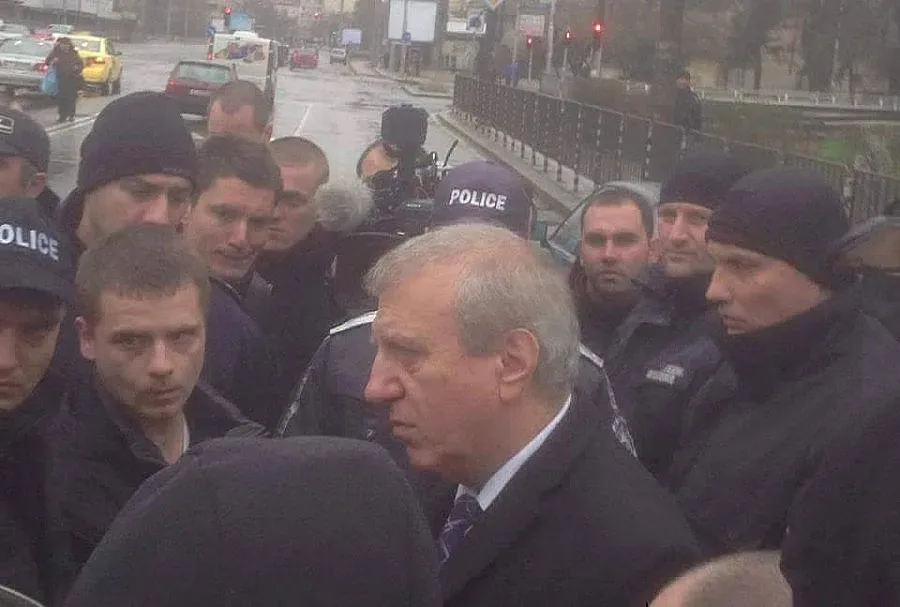 Фенове причакват Томов, стреснаха Фандъкова