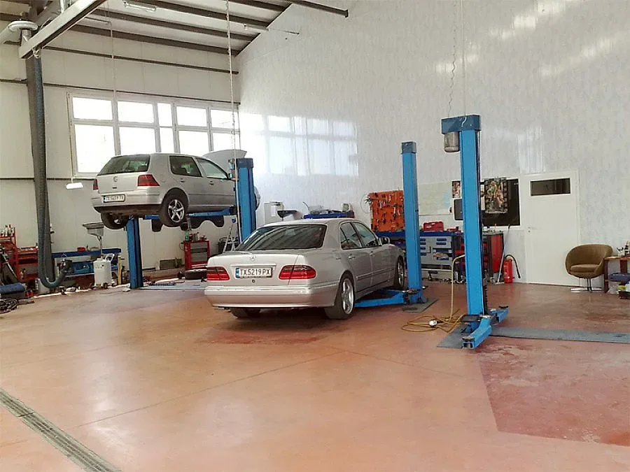 Разкриха схема за изнудване на автомонтьори