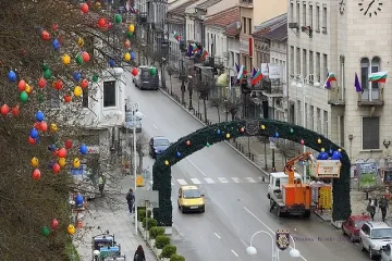 Великденска украса монтираха във Велико Търново