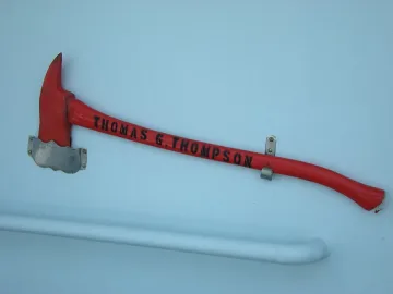 Главният пилот блъскал с брадва по вратата