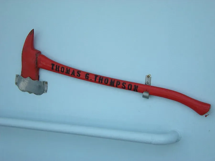 Главният пилот блъскал с брадва по вратата