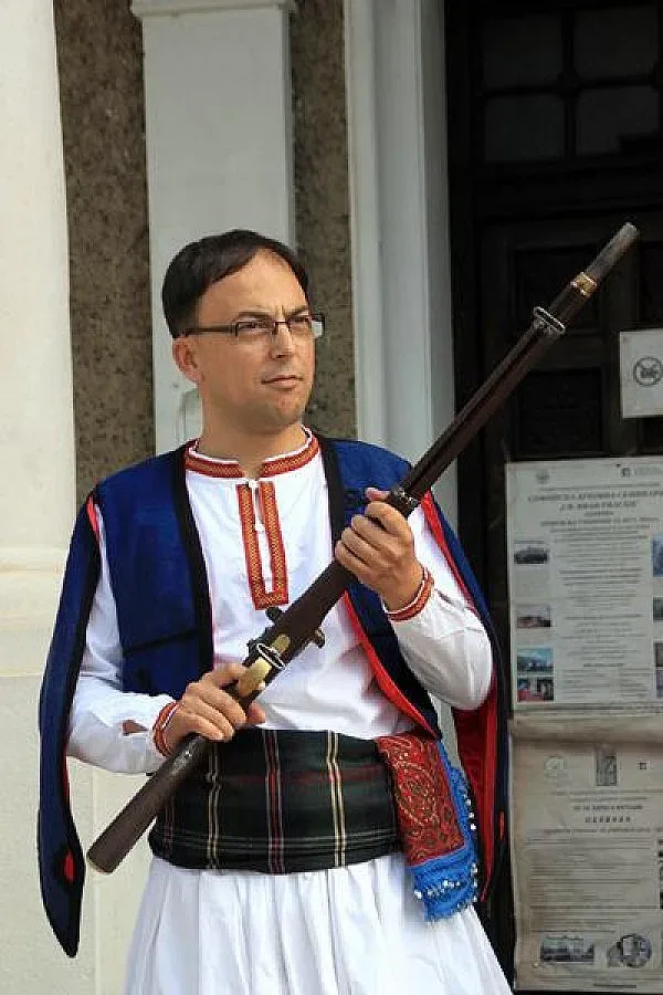 Певец за Самуил поема емигрантите ни