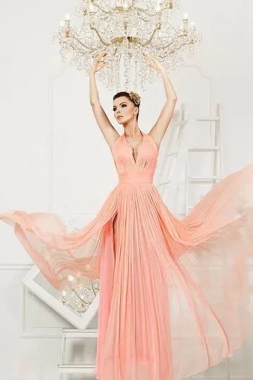 Галена изкушава със секси рокли