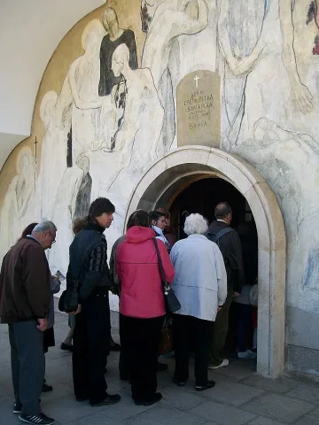 Хиляди миряни в храма на Ванга за Великден