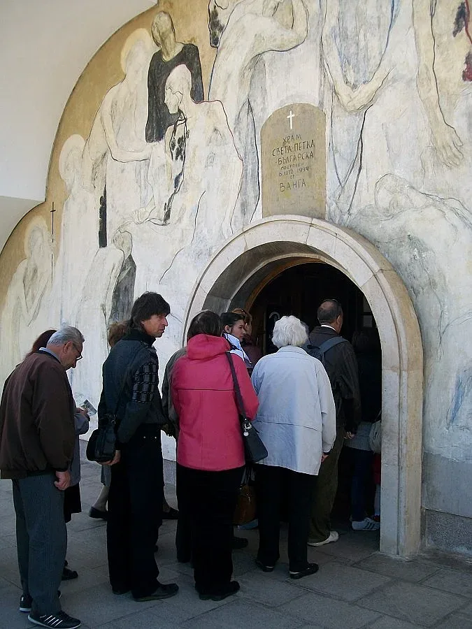 Хиляди миряни в храма на Ванга за Великден