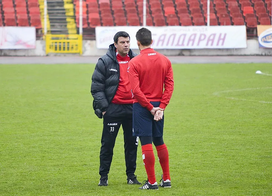 Плашат Томов със стик за голф (ОБЗОР)