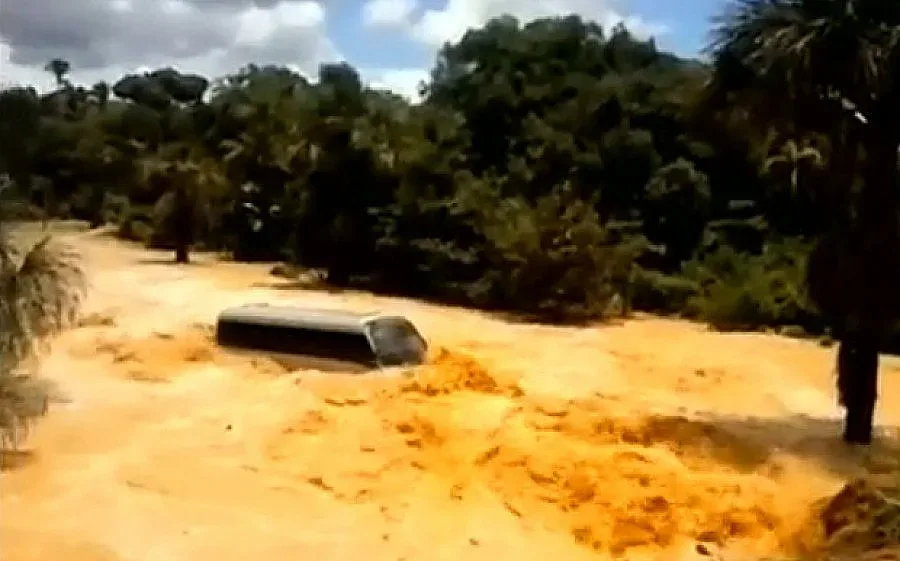 Кратер погълна пътнически автобус в Бразилия (ВИДЕО)