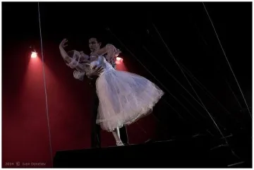 Повече от 150 метра стоманени въжета за люлки на сцената в “Страх”