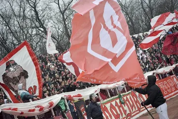 Фенове окупираха "Армията" с голф стикове 