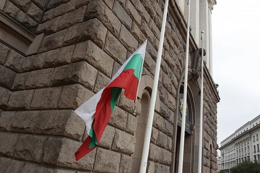 Сваляме трибагрениците наполовина в памет на жертвите от авиокатастрофата