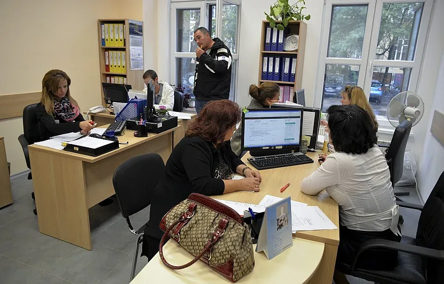 Стотици на опашка за сезонна работа по морето