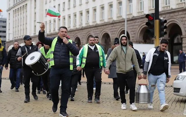 Земеделски организации на протест в защита на министър Георги Тахов