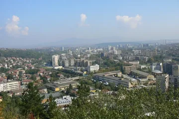 Чистят Перник от боклуци след зимата
