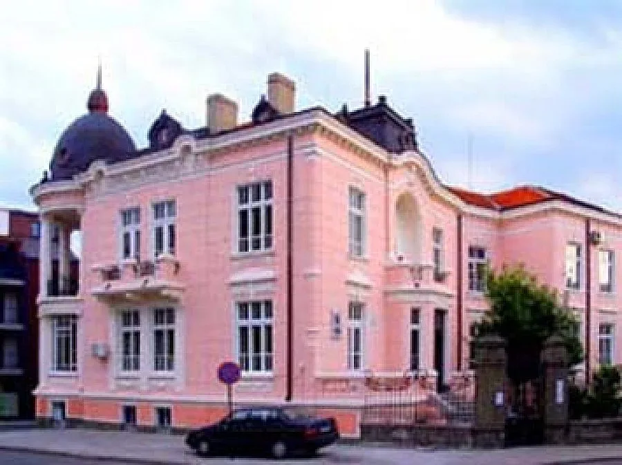 Джип се натресе в регионалната библиотека в Сливен