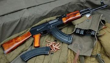 Психично болен стреля с пушка по полицаи