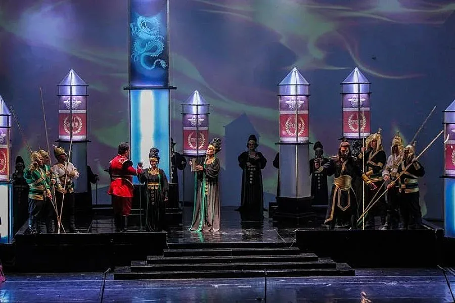 Болярите гледат "Атила" със семеен билет