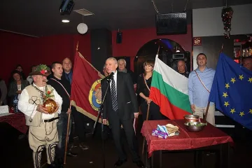Винената партия представя книги на турне при комшии