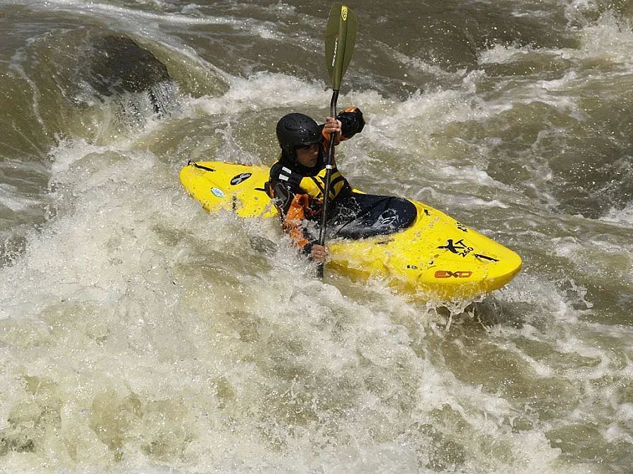 Любители на адреналина летят с лодки по река Струма