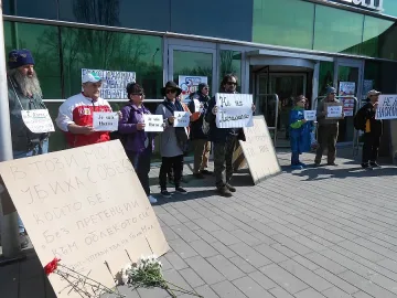 Варненци протестираха като клошари пред Гранд мол