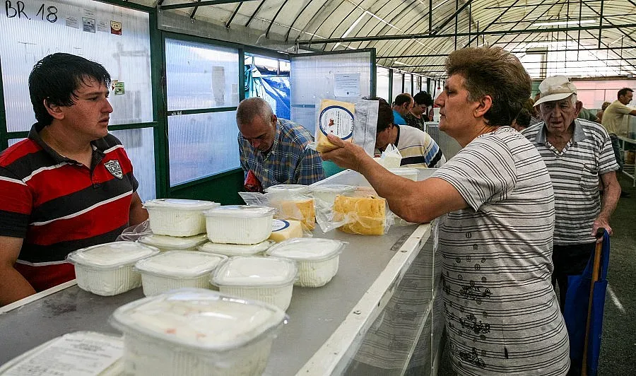 Данъчни следят цистерните с мляко