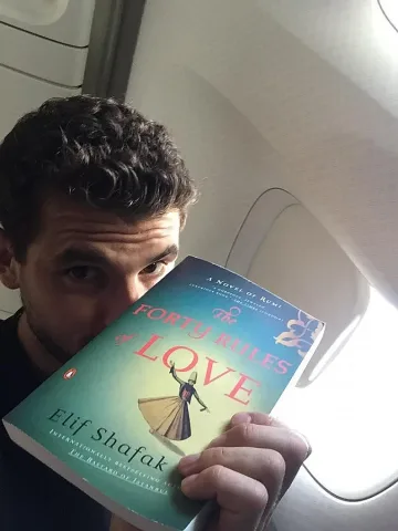 Гришо се учи на любов  с книга