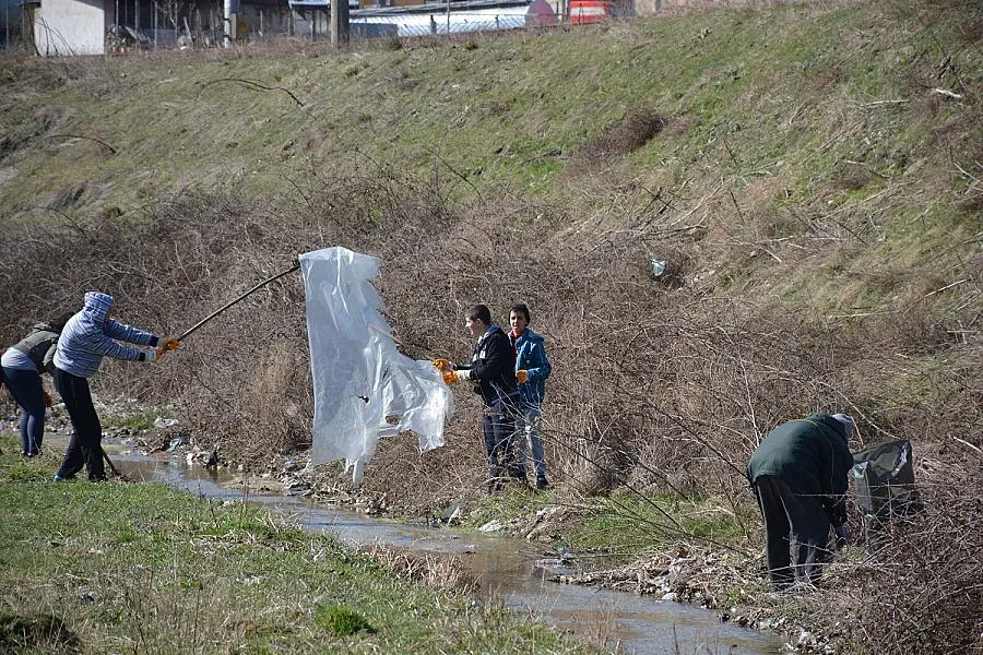 Ученици изчистиха воден канал 