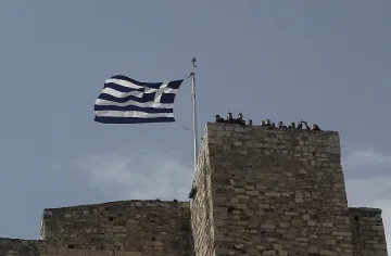 Гърция ни извива ръцете