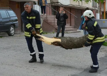Ураган помете наш град. Хората в паника