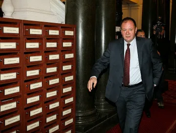 Миков: Референдумът е подхвърлено захарче за хората