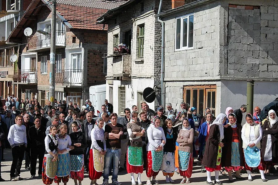 Баби гледат внуци в село Рибново
