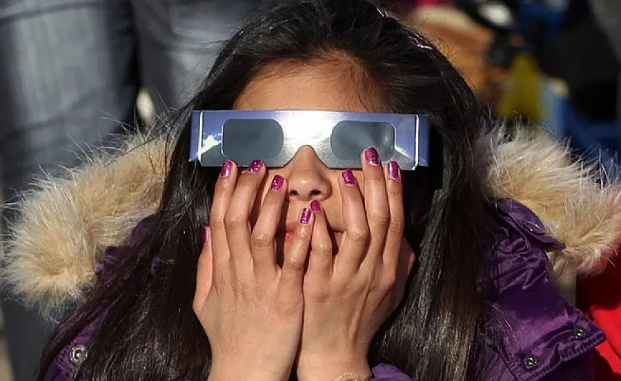 Гледайте слънчевото затъмнение онлайн