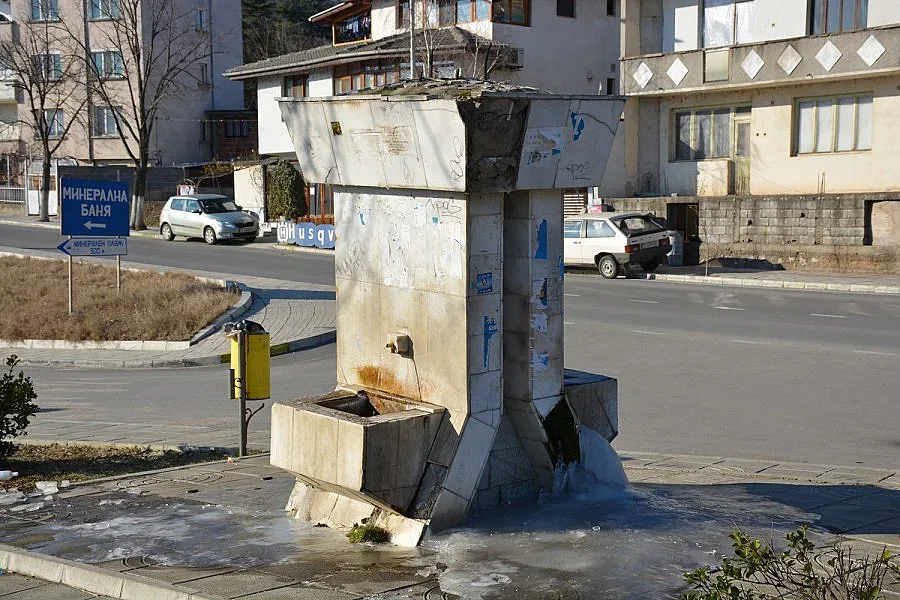 Еднометрови щъркели монтират на чешма в Симитли