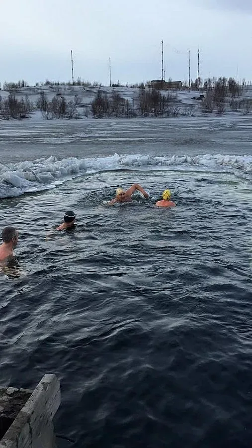 Стойчев се окъпа в леден басейн
