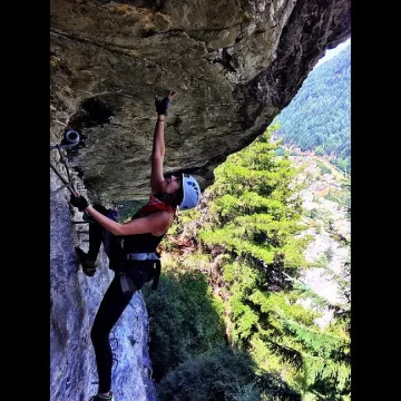 Нина Добрев атакува скали