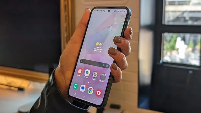 Бюджетните смартфони на Samsung вече получават Android 16. Проверете