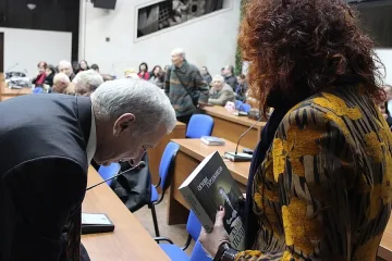 Бивш шеф на парламента представи книга пред пълна зала