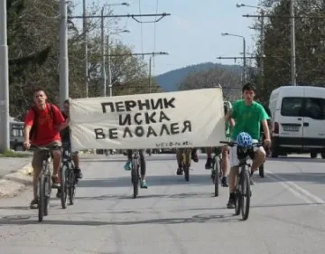 Колоездачи на протест за велоалея