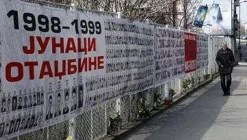 Първи арести за Сребреница