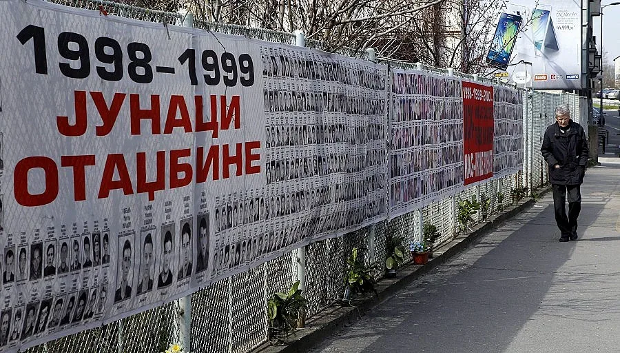 Първи арести за Сребреница